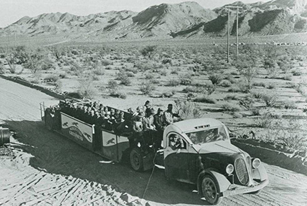 早期的灰狗巴士在 CRA 营地之间旅行，c。 1935 年。