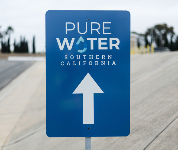 通往大都会位于卡森的南加州纯净水示范设施的方向标志照片。
