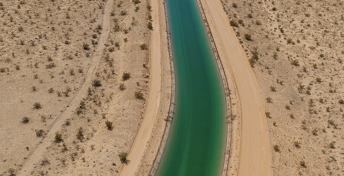 Vista aérea del acueducto del río Colorado en un día soleado en el desierto