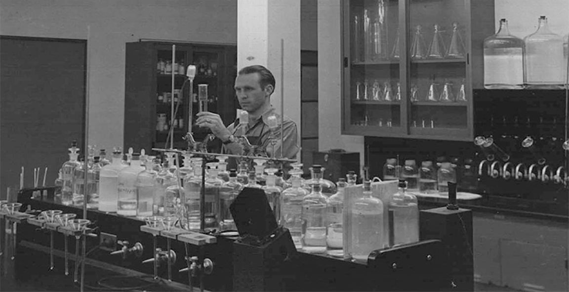 El químico Paul Bodenhofer trabajando en el laboratorio químico. 9 de febrero de 1942.
