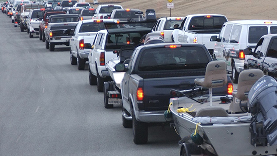 Camiones que transportaban barcos atrapados en el tráfico camino al lago Diamond Valley
