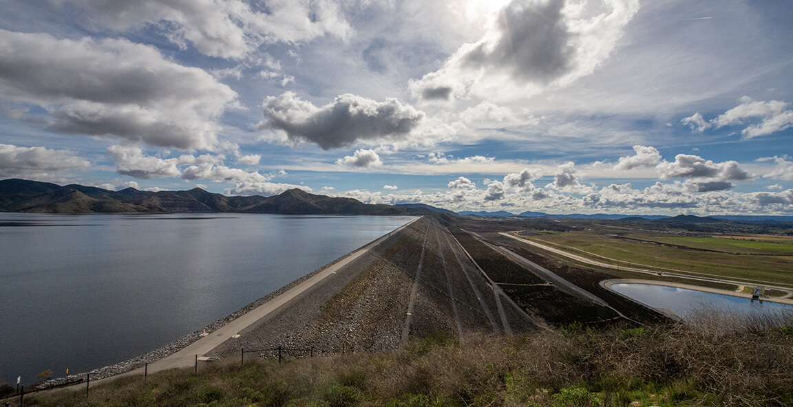 Un amanecer con nubosidad parcial en el lago Diamond Valley