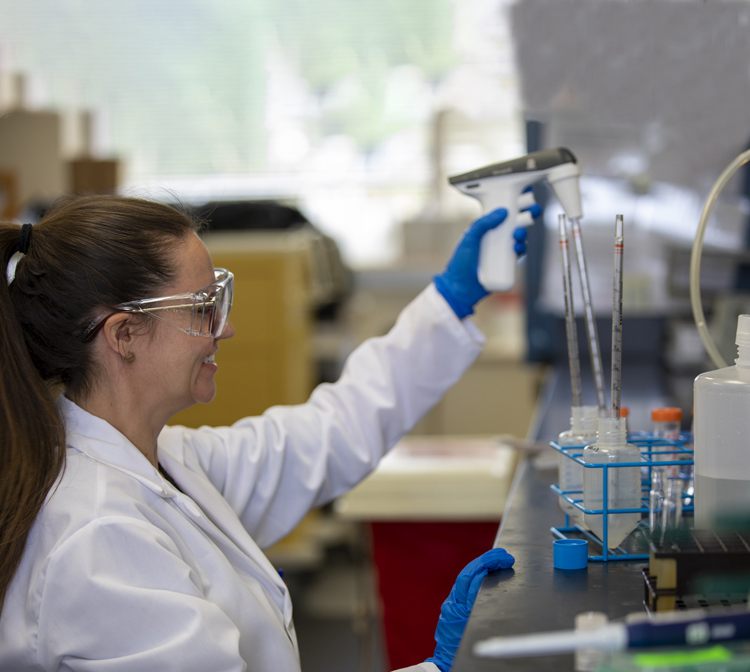 Foto de técnico de laboratorio de calidad del agua.