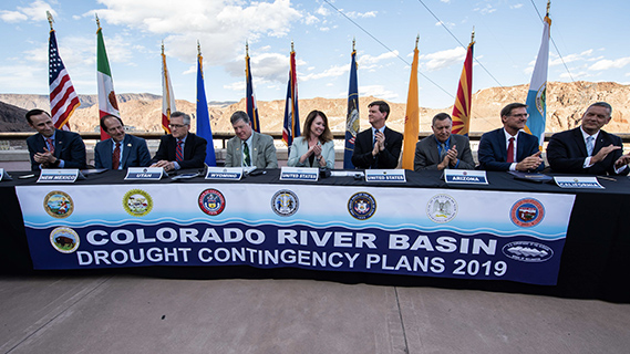 Representantes sentados en una mesa para discutir el Plan de Contingencia por Sequía del Río Colorado