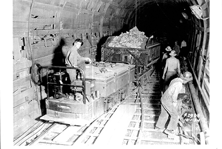小莫龙戈隧道中的机车和渣土车，1934 年。