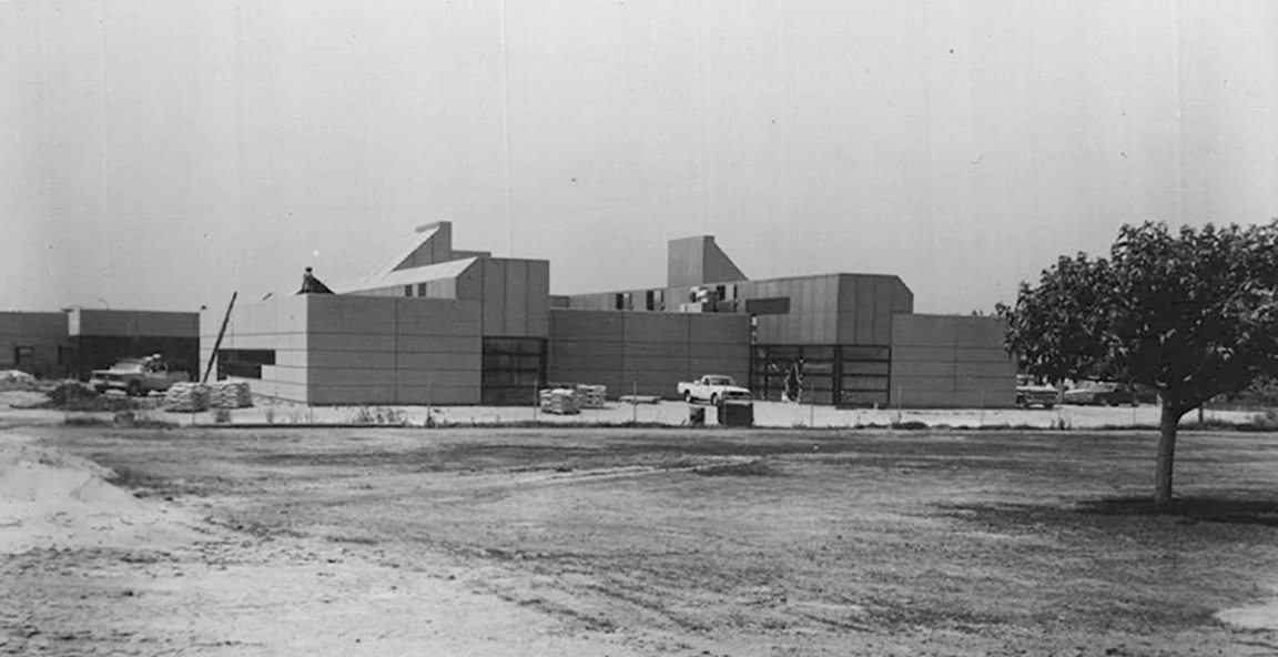 Construcción de nuevo Laboratorio de Calidad del Agua. Extremo oeste del edificio mirando hacia el este. 23 de mayo de 1984.