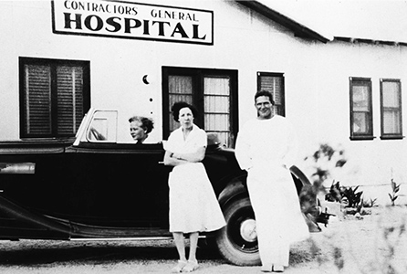 1934 年，沙漠中心承包商总医院的 Sidney Garfield 博士和护士 Betty Runyen； 照片由 Kaiser Permanente 提供。