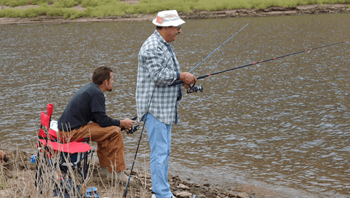 Dos hombres pescando en la orilla del lago Diamond Valley