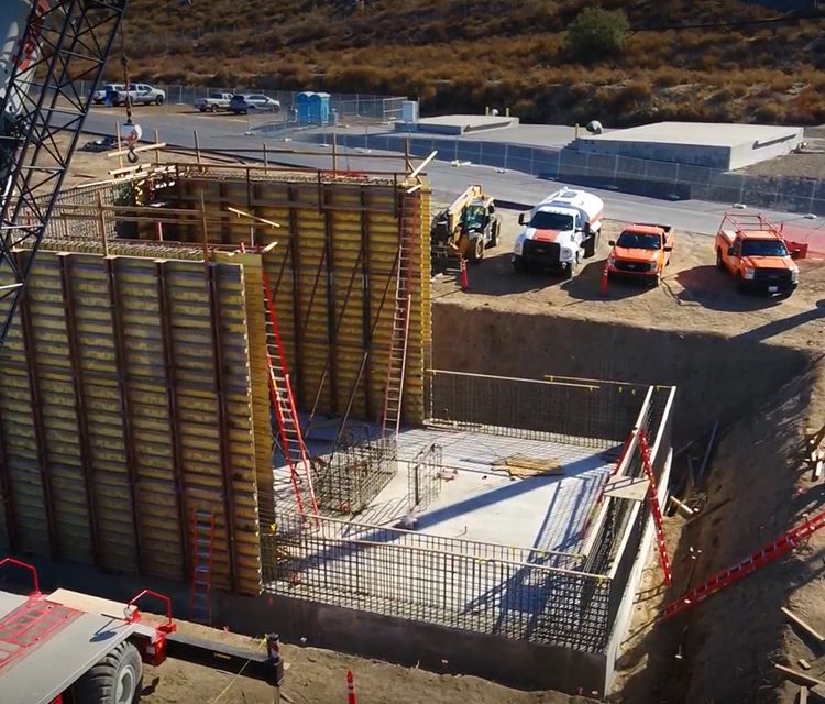 Vista aérea de un sitio de construcción en apoyo del proyecto estatal de agua