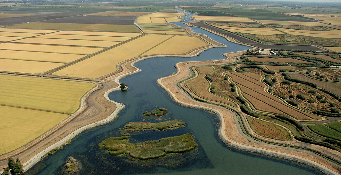Vista aérea de la sección de transporte del delta que pasa por campos agrícolas