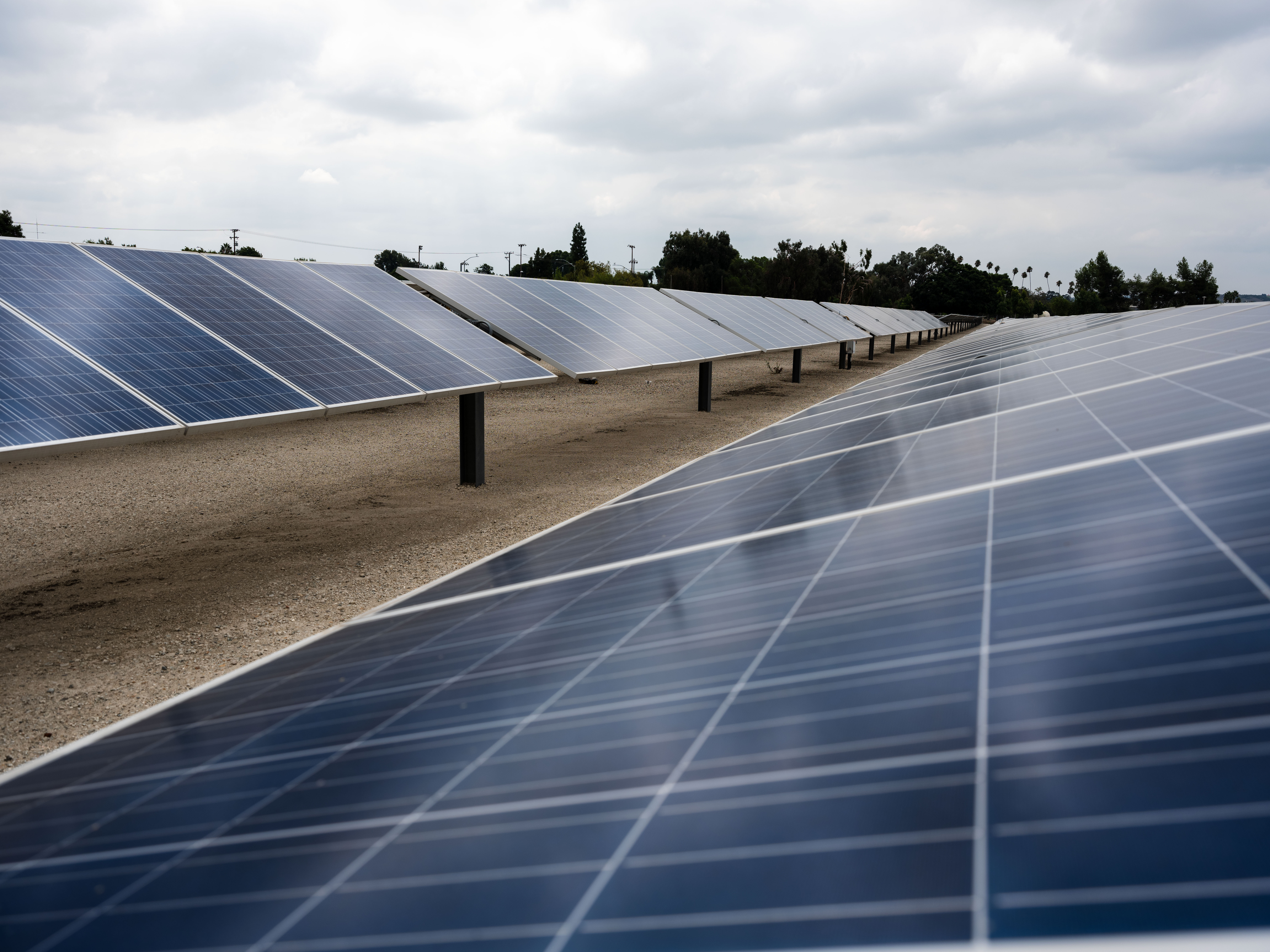 Paneles solares en una instalación Metropolitana en un día nublado