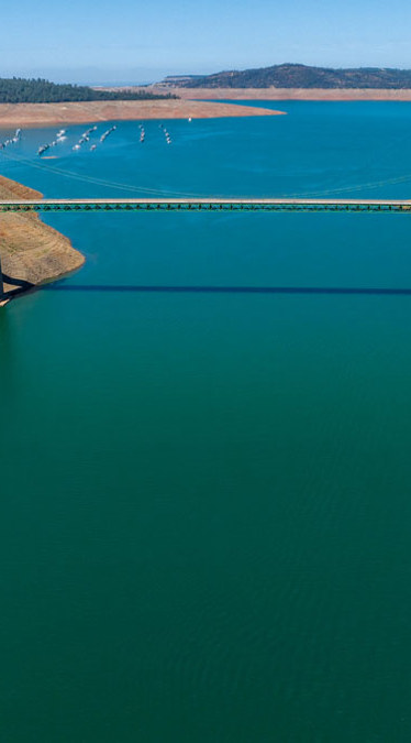 Imagen de dron del puente Bidwell Bar en el lago Oroville - DWR