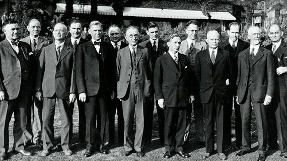 Miembros del Distrito Metropolitano de Agua posando para una fotografía al comienzo del proyecto del Acueducto del Río Colorado, 1928