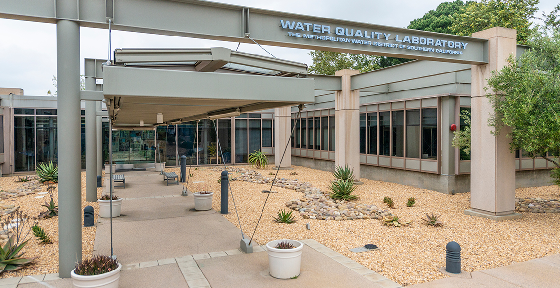 Entrada principal del Laboratorio de Calidad del Agua. 24 de mayo de 2018.